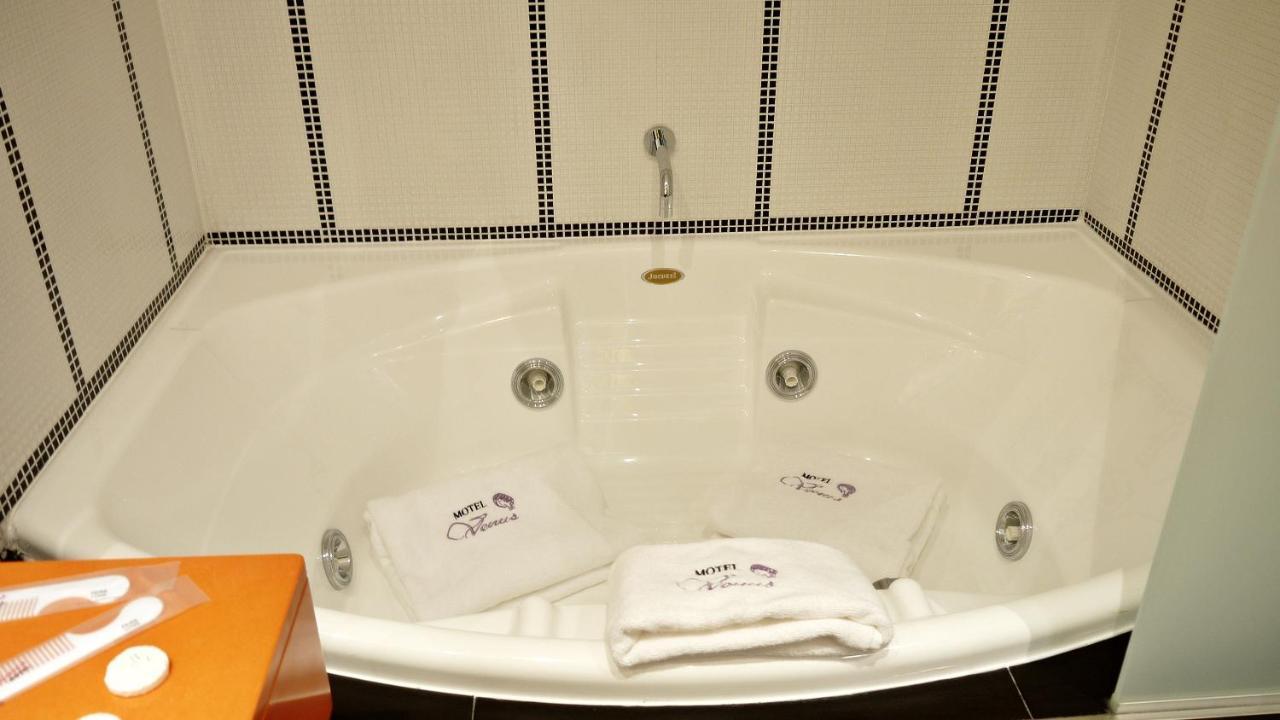 V Hotel Arroyomolinos Szoba fotó